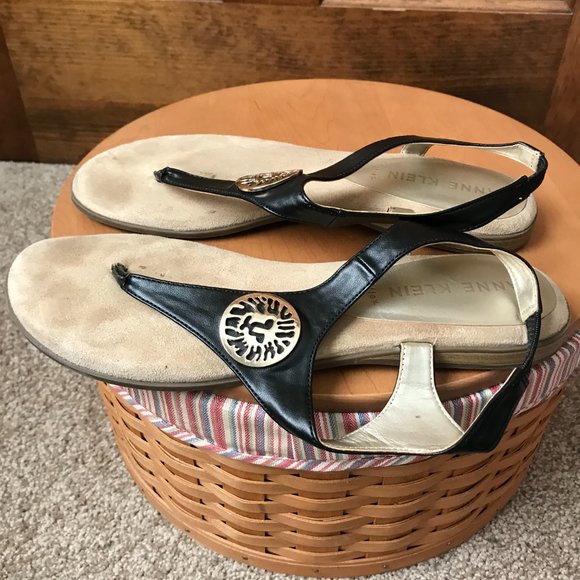 Anne Klein Black Flat Thong Sandals w/Goldtone Lion Logo Badge Size 9M - Picture 7 of 10